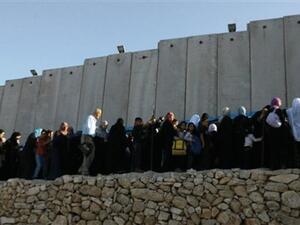 فلسطينيون ينتظرون على حاجز بيت لحم للسماح لهم المرور الى القدس للصلاة/الجمعة/أ.ف.ب