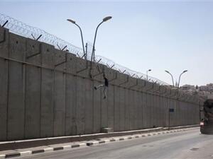 جدار الفصل العنصري يقسم أراضي الضفة الغربية