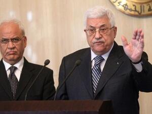 الرئيس الفلسطيني وصائب عريقات خلال المؤتمر الصحفي بعد اللقاء مع الرئيس المصري/أ.ف.ب