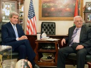 الرئيس الفلسطيني عباس مع وزير الخارجية الأمريكي جون كيري