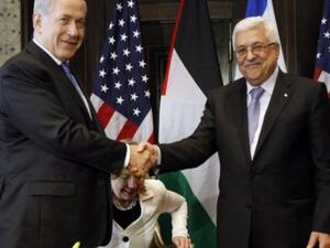 الرئيس الفلسطيني محمود عباس (يمين) مصافحا رئيس الوزراء الاسرائيلي بنيامين نتانياهو في شرم الشيخ في 14 ايلول/سبتمبر 2010
