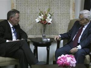 روبرت سري (الى اليسار) خلال اجتماع مع محمود عباس في رام الله بالضفة الغربية