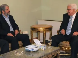 محمود عباس وخالد مشعل خلال لقاء سابق