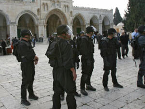 جنود من قوات الاحتلال في ساحات المسجد الاقصى جنود من قوات الاحتلال في ساحات المسجد الاقصى
