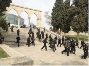 جنود من قوات الاحتلال في ساحات المسجد الاقصى