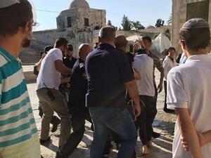 مستوطنون يقتحمون ساحات الاقصى