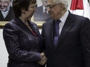 عباس يصافح اشتون في مقر الرئاسة في رام الله