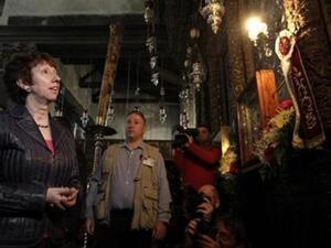 كاثرين اشتون لدى زيارتها كنيسة المهد في بيت لحم
