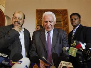 عزام الاحمد (في الوسط) رئيس وفد فتح مع موسى ابو مرزوق (الى اليسار) رئيس وفد حماس في مؤتمر صجفي بالقاهرة 
