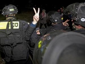 إخلاء مخيم لناشطين فلسطينيين