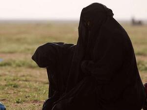 نساء يصلين بالقرب من قرية باغوز، محافظة دير الزور