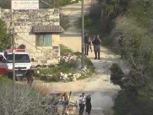 إلقاء قنبلة صوتية تجاه زوجين فلسطينيين يحملان طفلاً رضيعاً