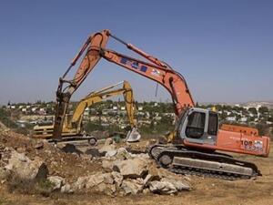 حفارة تعمل في مستوطنة ارييل في الضفة الغربية
