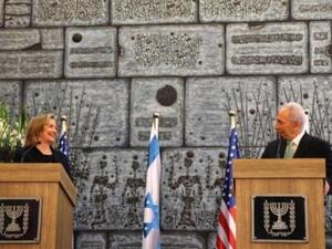 الرئيس الاسرائيلي شيمون بيريز ووزيرة الخارجية الاميركية هيلاري كلينتون
