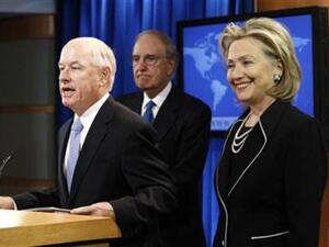 المتحدث باسم وزارة الخارجية الاميركية بي.جيه. كرولي (إلى اليسار) وبجواره الوزيرة هيلاري كلينتون والمبعوث جورج ميتشل 