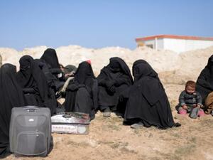 حوالي 80 شاحنة تقل مدنيين خرجت من المناطق المحاصرة في الباغوز