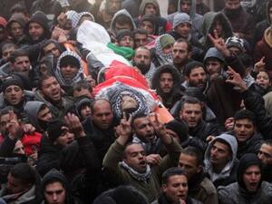 رفع المشاركون بالتشييع الأعلام، ورايات الفصائل الفلسطينية، وصور الشهداء