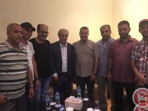 اللواء ماجد فرج يتوسط مبعدي كنيسة المهد