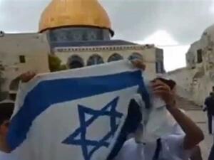 مستوطنون يرفعون العلم الإسرائيلي داخل المسجد الأقصى