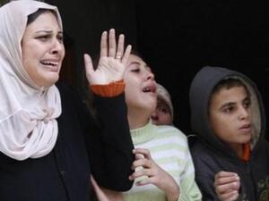 فلسطينيات ينتحبن شهيدا في غزة 