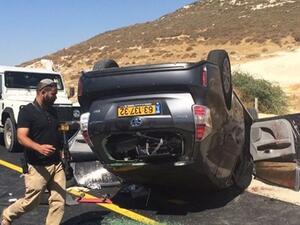 سيارة المستوطنيين التي تعرضت للهجوم.عن الانترنت