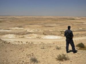 عنصر من الشرطة الاسرائيلية يراقب الجهة المصرية من الحدود
