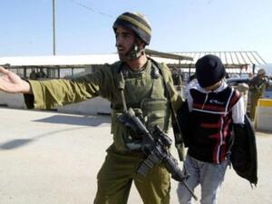 جندي اسرائيلي يعتقل فتى فلسطينيا في نابلس 