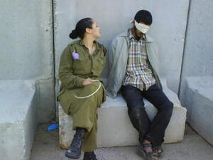 مجندة اسرائيلية تسخر من فلسطيني معتقل