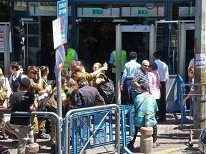 اسرائيليون قرب محطة الحافلات المركزية في القدس