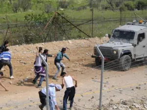 جانب من المواجهات بين اللاجئين الفلسطينيين ودورية إسرائيلية على حدود الجولان المحتل