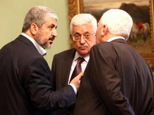 خالد مشعل، رئيس المكتب السياسي السابق، لحركة “حماس″ والرئيس الفلسطيني أبو مازن