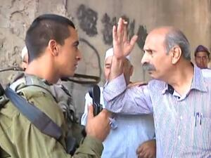 أبو شادي يدخل بمعركة كلامية ومشادة مع الجنود الإسرائيليين أمام بيته المهدد بالمصادرة