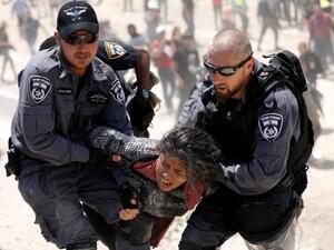 اعتقال فتاة فلسطينية من قبل قوات الاحتلال في الخان الأحمر/ أرشيفية