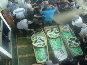 جثامين الشبان الفلسطينيين الثلاثة الذين قتلوا برصاص الشرطة الإسرائيلية