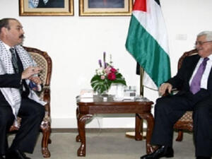 الرئيس الفلسطيني محمود عباس والفنان التونسي لطفي بوشناق