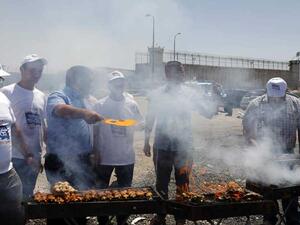 حفل شواء بالقرب من أحد السجون التي يخوض فيها فلسطينيون، إضراباً عن الطعام