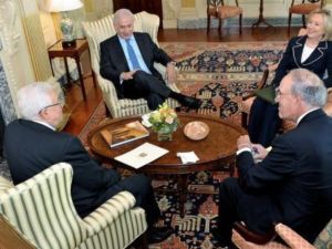 كلينتون قبالة عباس والى يمينها نتانياهو ويسارها ميتشل في واشنطن
