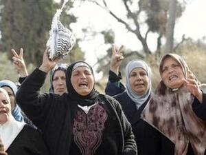 فلسطينيات ينتحبن خلال جنازة الشهيد المسلماني في نابلس
