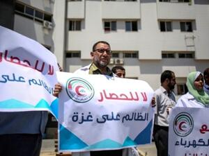 أطباء وممرضون يشاركون بوقفة احتجاجية في قطاع غزة