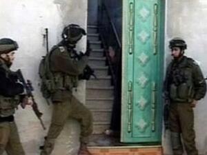 جنود من قوات الاحتلال خلال احدى المداهمات في الضفة الغربية