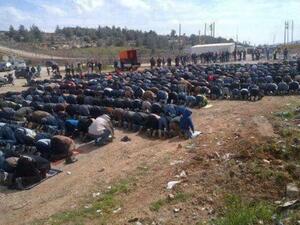 اهالي الاسرى يصلون الجمعة امام معتقل عوفر