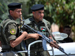 رجلا شرطة فلسطينيان