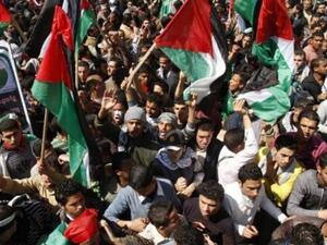 عشرات الاف الفلسطينيين يتظاهرون مطالبين بانهاء الانقسام 
