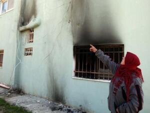 فلسطيني يشير الى الاضرار التي لحقت بمنزل اسرته بعد قيام مستوطنية باضرام النار فيه في قرية هوارة قرب نابلس
