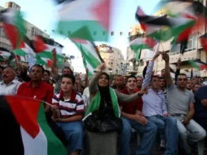آلاف الفلسطينيين يستقبلون عباس بعد عودته من نيويورك