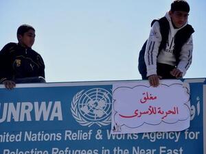 متضامنون يرفعون لافتع على المقر/عن الانترنت