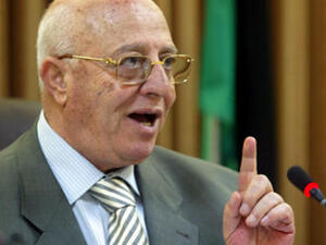  أحمد قريع شغل مناصب بارزة فهو اول رئيس مجلس تشريعي وتراس ثلاث حكومات فلسطيني