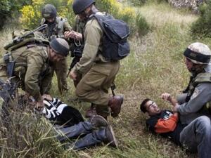 جنود إسرائيليون يعتدون على شبان فلسطينيين في الضفة الغربية شاركوا بمسيرات حق العودة 