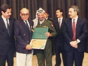 الرئيس الفلسطيني الراحل عرفات يكرم ابو الصادق/أرشيف