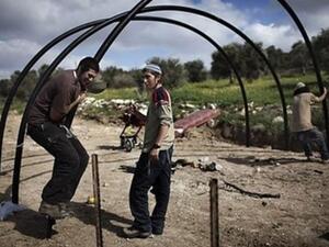 مستوطنون يعيدون بناء بؤرة ازالها الجيش جنوب غرب نابلس